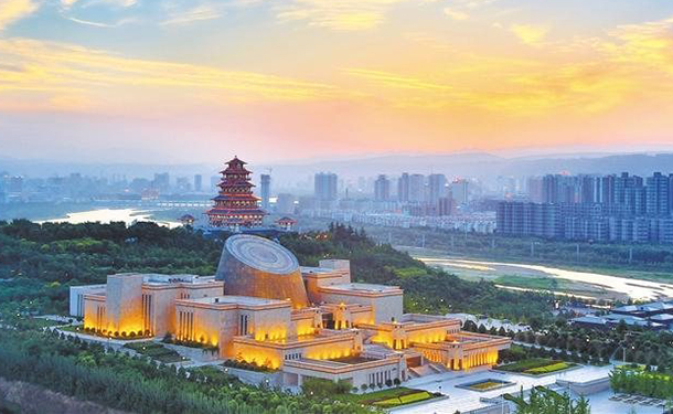 走近青铜国宝 跟着总书记探寻文明密码2025-08-02下午，习近平总书记来到陕西宝鸡青铜器博物院考察，走进展厅听取当地周秦时期历史文化介绍，仔细察看何尊、逨盘等珍贵青铜器，了解加强文物保护研究利用等情况。镜头定格这样一个画面：参观“宅兹中国”单元时，总书记在一件国宝级青铜器前驻足凝视，仔细观察。